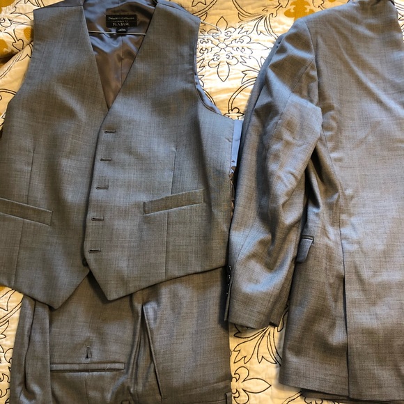Never worn, 3-pc, gray, men’s suit - Picture 3 of 3